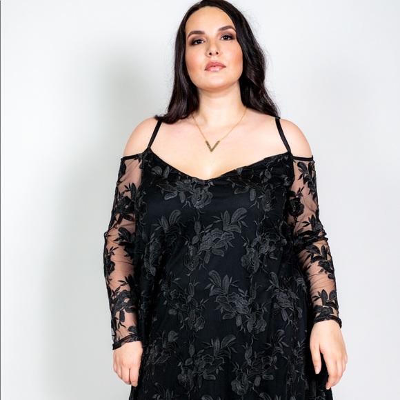 Plus Size ‘Lyra’ Lace Cold Shoulder Dress - Picture 4 of 5